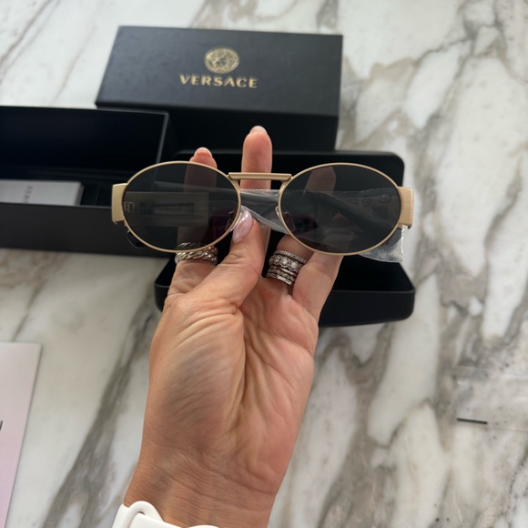 brand new never tried on Versace Sunglasses medusa 95 - Picture 2 of 4
